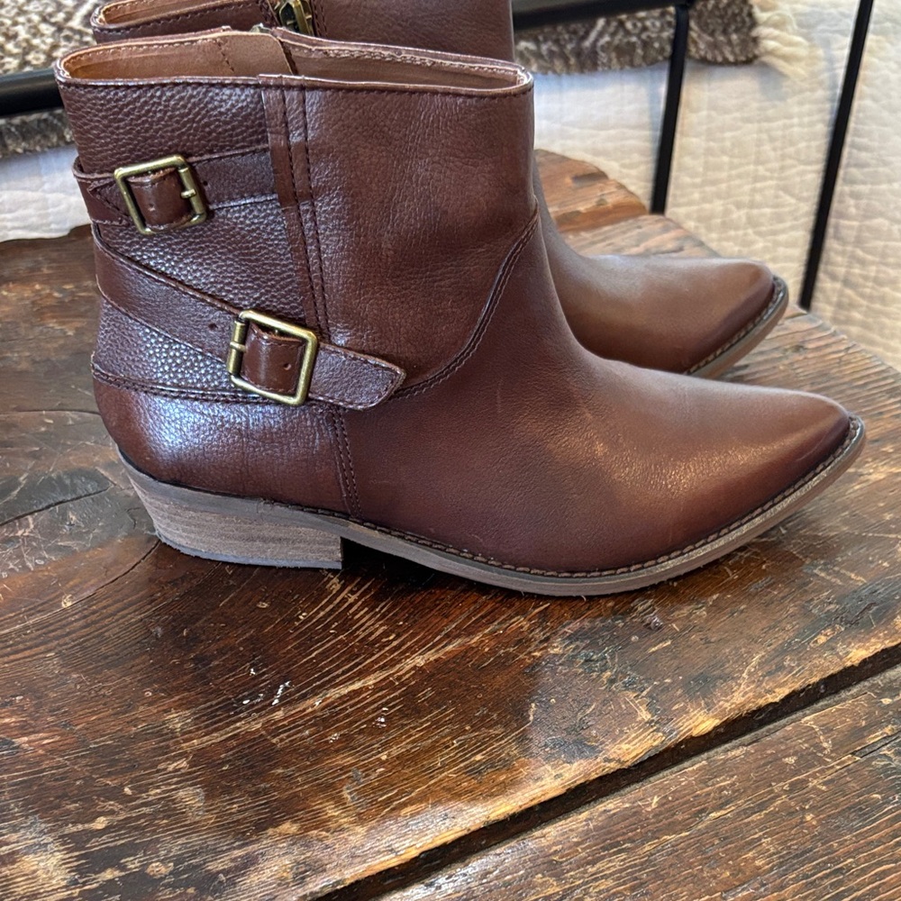 Short leather boot.